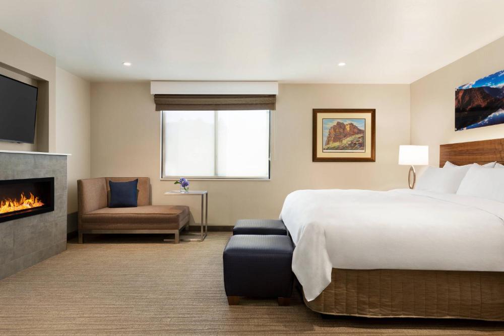 Larger Guest room, 1 King, Fireplace interior